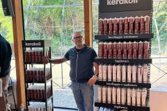 Marchetta Solutions servizio di consulenza edilizia, Salvatore Marchetta accanto ad espositori di prodotti Kerakoll