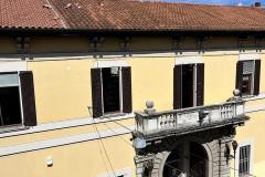 Marchetta Solutions servizio Droni per edilizia, inquadratura dall'alto di un edificio di colore giallo