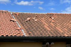 Marchetta Solutions servizio Droni per edilizia, inquadratura con drone di un tetto con tegole rotte